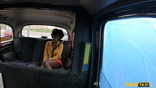 Zaawaadi az afroamerikai fiatal bulkesz lovagol a faszon a taxiban