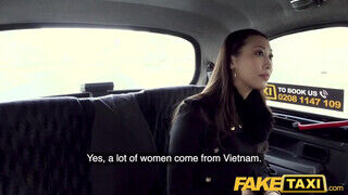 Sharon Lee a csöcsös ázsiai kisasszony pénz helyett inkább kupakol a taxissal - Szexbalvany