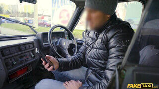 Martina Smeraldi az olasz tinédzser cunci élvezi ha baszhat a taxi hátsó ülésén - Szexbalvany