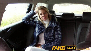 Tini világos szőke milf anyuci a taxissal kufircol a hátsó ülésen - Szexbalvany