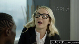 Karla Kush a szemüveges tini picsa lyuka befogadja a hatalmas pöcst - Szexbalvany