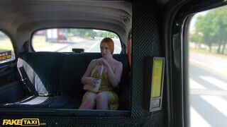 Kiara Lord a vörös hajú orbitális cickós magyar tinédzser a taxiban baszik