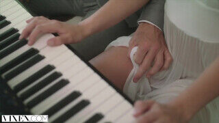 Kenna James a tini világos szőke zongorista tinédzser kiscsaj élvezi a durva falloszt - Szexbalvany