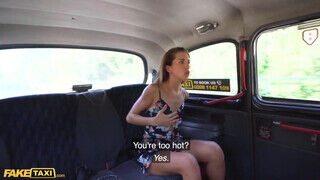 Megane Lopez a francia tinédzser suna a nagyméretű melegben megkívánta a taxis farkát