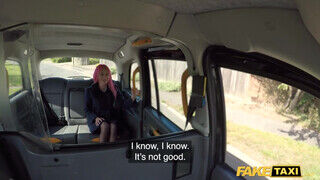 Roxy Lace a tini pink hajú milf kinyalja a taxis segglyukát - Szexbalvany