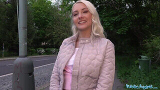 Helena Moeller a cseh turista leányzó meglovagolja a pornó ügynök farkát - Szexbalvany