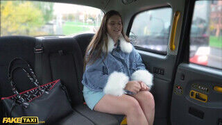 Taylee Wood a hatalmas keblű pufóka tinédzser csaj felhevült a taxiban - Szexbalvany