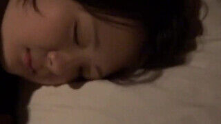 Tinédzser tetszetős pici didkós japán fiatal nőcit baszik a hapsija alvás közben - Szexbalvany