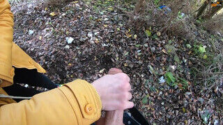 Tinédzser tinédzser barinő cidázza az erdőben a hapsija faszát - Szexbalvany