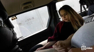 Tinédzser orosz bige leszopja a pufi kopasz srácot a kocsiban - Szexbalvany