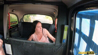 Tinédzser fekete hajú borotvált cuncis spiné szexel a taxiban - Szexbalvany