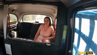 Tinédzser fekete hajú borotvált cuncis spiné szexel a taxiban - Szexbalvany