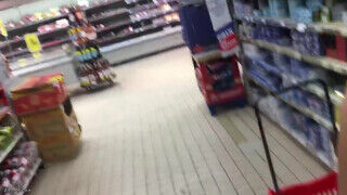 Amatőr tini pár gyors kúrása a szupermarketben