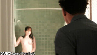 Sovány tini tinédzser pipi a zuhany alatt kupakol a gigantikus farkú fekete pasijával - Szexbalvany