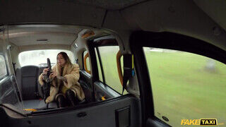 Ava Austen a tetkós milf kinyalja a taxis hátsó lyukát pippantás után