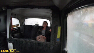 Klaudia Diamond a kolosszális cickós fiatal picsa élvezettel kupakol a taxiban - Szexbalvany