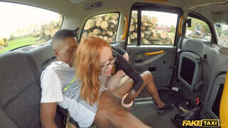 Lenina Crowne a vörös hajú orbitális cickós fiatal buxa imádja dugni a taxiban - Szexbalvany