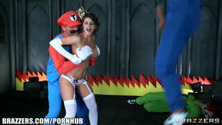 Szuper Mario és Luigi leteszteli a méretes didkós hercegnőt mielőtt megmentené - Szexbalvany