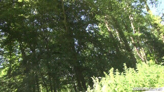 Amatőr barinő popója megdugva az erdőben óvszerrel