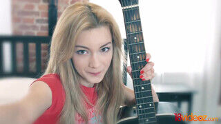 A ellenállhatatlan tinédzser orosz tinédzser szuka Sonya Sweet valaga megdöngetve - Szexbalvany