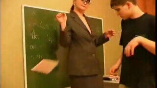 Perverz tanárnéni és a diák pasas dug az osztályteremben - Szexbalvany
