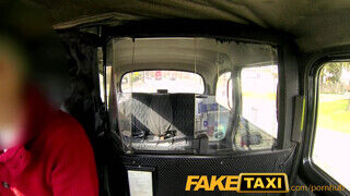Jessica Lo a csöcsös fiatal kisasszony vágyik a taxis farkára - Szexbalvany