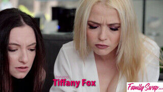 Tiffany Fox a világos szőke szajha tinédzser milf gruppen hancúrozik a családdal - Szexbalvany