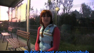 Lucy Bell a vörös hajú fiatal nőci a buszmegállóban hancúrozik egy kicsike pénzért - Szexbalvany