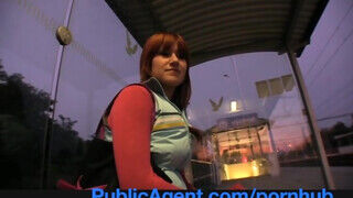 Lucy Bell a vörös hajú fiatal nőci a buszmegállóban hancúrozik egy kicsike pénzért - Szexbalvany