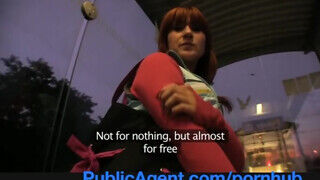 Lucy Bell a vörös hajú fiatal nőci a buszmegállóban hancúrozik egy kicsike pénzért