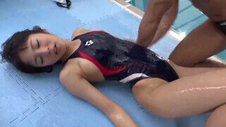 A japán fürdődresszes tinédzser kishölgy Shoko Kumakura az perverz úszómester reszeli meg. - Szexbalvany