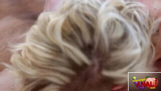 Maia Davis a rövid szöszi hajú tinédzser picsa popókáját a főnöke kufircolja