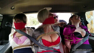 Csöcsös lányok megkötözve a kocsi hátsó ülésén - Szexbalvany