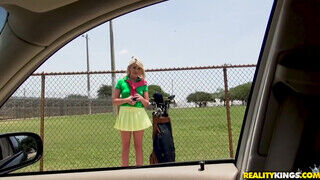 Zelda Morrison a golfos világos szőke edzés után megkívánja a pali farkát - Szexbalvany