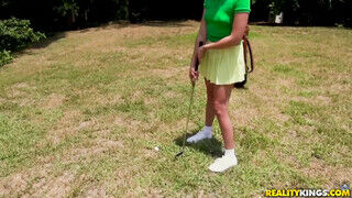 Zelda Morrison a golfos világos szőke edzés után megkívánja a pali farkát - Szexbalvany