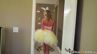 Tiffany Watson a kicsike kannás szöszi fiatal kis csaj húsvéti meglepetése - Szexbalvany