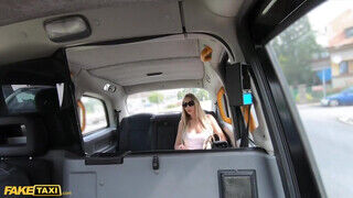 Florane Russel a szöszi tini bazinagy csöcsű milf a taxiban szeretkezik - Szexbalvany