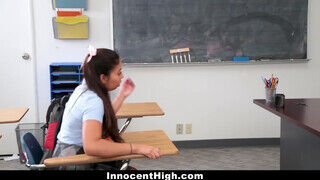 Jasmine Summers a repedtsarkú spanyol tinédzser kisasszony szőrös muffját a tanár dugja - Szexbalvany