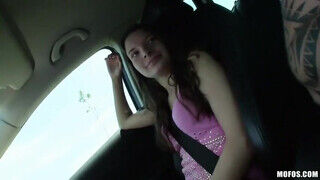 Anita Bellini megkamatyolva a kocsiban - Szexbalvany