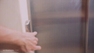 Elizabeth T a csábos fehérneműs kicsike didkós spiné liftben maszturbál - Szexbalvany