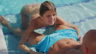 Gina Gerson a kicsike mellű világos szőke orosz kishölgy a medence parton kamatyol - Szexbalvany