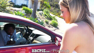 Khloe Kapri a karcsú szöszi fiatal leányzó már a kocsiban bekapja a nagyméretű fekete pöcst - Szexbalvany