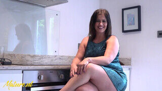 Montse Swinger a csöcsös magányos szépkorú nő konyhában peckezik - Szexbalvany