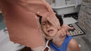 Vanessa Vega a karcsú fiatal bige szőrös pinájába betolják a nagy cerkát - Szexbalvany