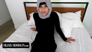 Pici kannás ellenállhatatlan fehérneműs tini Arab kisasszony megkettyintve - Szexbalvany
