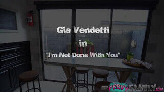 Gia Vendetti a ellenállhatatlan hosszú combú latin amerikai nevelő húgi egy jót kufircol a konyhában - Szexbalvany