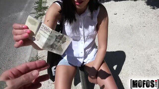 Jemmy Sapphire a tinédzser tinédzser szajha pénzért a budai hegyekben kefél - Szexbalvany