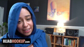 Csak a fején marad a Hijab és máris beleült a bránerba - Szexbalvany
