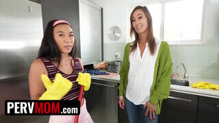 Christy Love a sovány milf és a japán tinédzser spiné Kimmy Kimm édeshármasban szeretkeznek - Szexbalvany