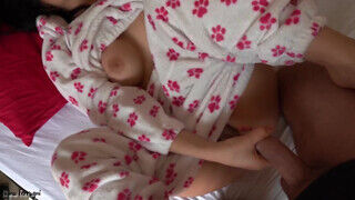 Pizsamás csöcsös orosz barinő bekúrva kora reggel - Szexbalvany